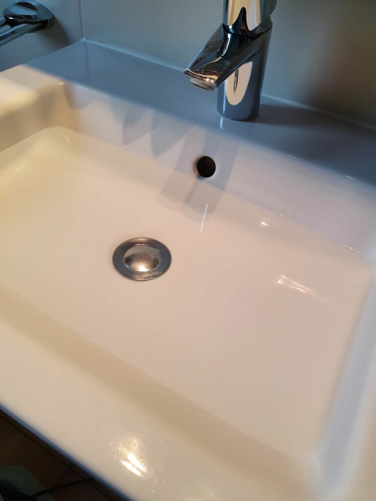 MWS_Reinigung des Vivenso_2_Waschbecken mit Wasser füllen